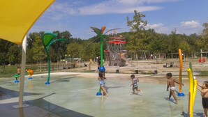 A water park with play structures and a large water fountain. - In peace and quiet: villa with AC, pool, 300 m² terraces in nature reserve (Vidauban)