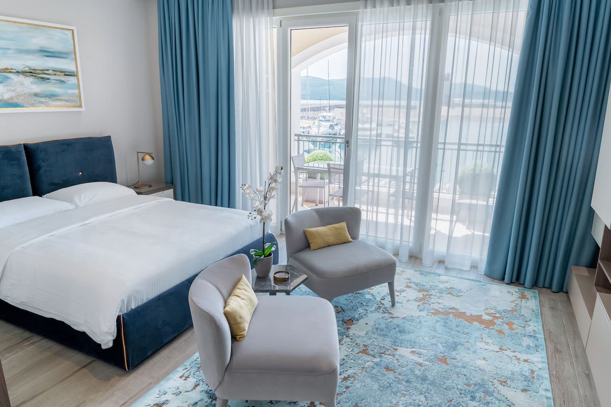 Studio Sea View | Peralatan tempat tidur hipoalergenik, peti besi dalam bilik