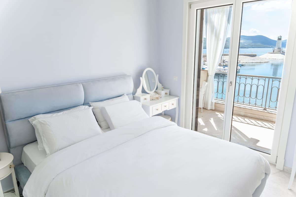 Two Bedroom Residence Sea View | Peralatan tempat tidur hipoalergenik, peti besi dalam bilik