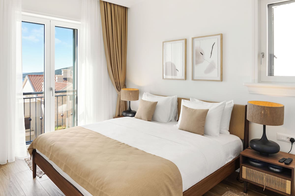 One Bedroom Residence Sea View | Peralatan tempat tidur hipoalergenik, peti besi dalam bilik