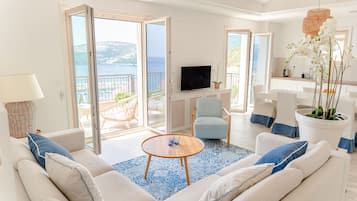 One Bedroom Residence Sea View | Living area | 40-inch TV with cable channels, fireplace