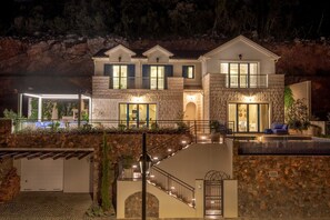 Vista frontal de la propiedad