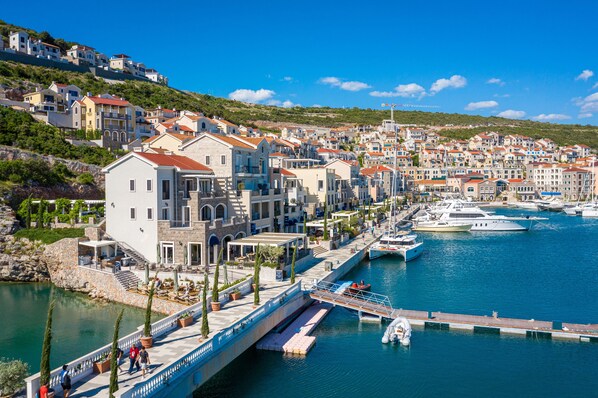 Vista frontal de la propiedad