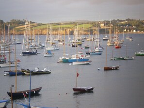 Un port de plaisance où sont amarrés différents types de bateaux.