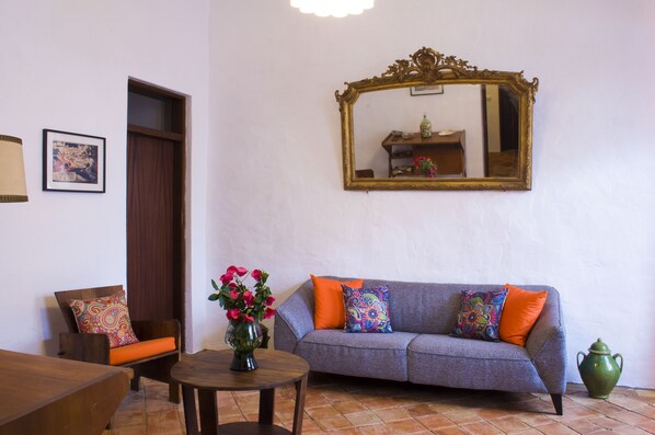 TV, books - Secular mediterranean house (Olhão)
