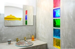 Combined shower/tub, hair dryer, towels, soap - Secular mediterranean house (Olhão)