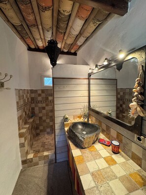 淋浴设施、吹风机、毛巾、卫生纸