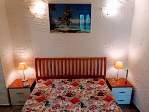 3 chambres, fer et planche à repasser, lit de bébé portatif