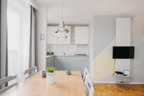 Refrigerador, microondas, placa de cocina, cafetera/tetera