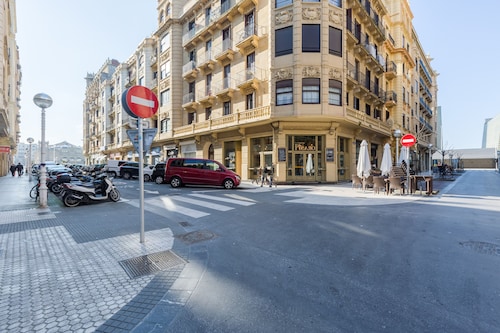 ZURRIOLA SURF BEACH. Optional parking. ESS00856