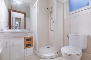 Ducha, secador de pelo, toallas y papel higiénico