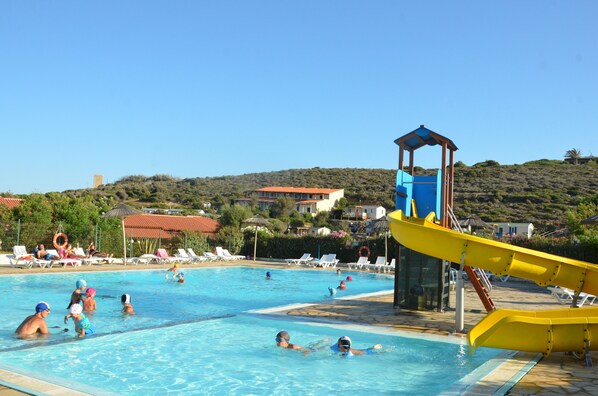 Outdoor pool, pool umbrellas, sun loungers - Happy Camp in Camping Tonnara (Sant'Antioco)