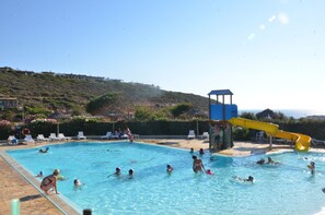 Außenpool, Sonnenschirme, Liegestühle