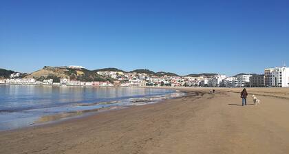 Haus mit reichlich umgebenden Raum und Pflege