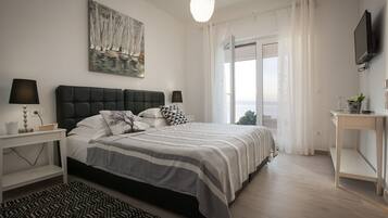 4 bedrooms, desk, iron/ironing board, WiFi (free)