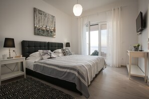 4 bedrooms, desk, iron/ironing board, free WiFi