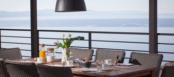 NUEVA villa de lujo; impresionante vista panorámica al mar; 250 m2 de terrazas; gran piscina y jardín