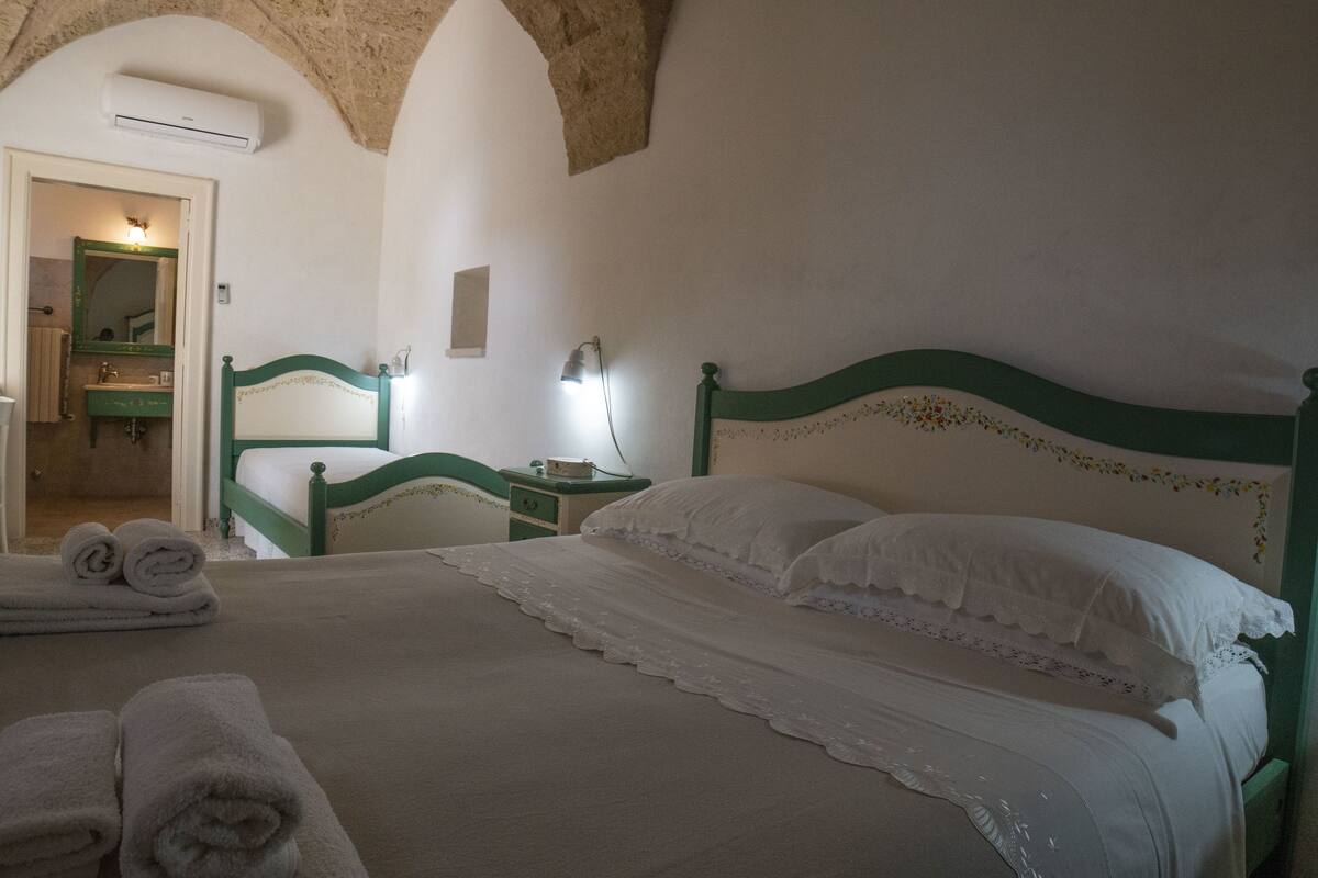 Quarto triplo | Frigobar, cofres nos quartos, escrivaninha, berços (sobretaxa)