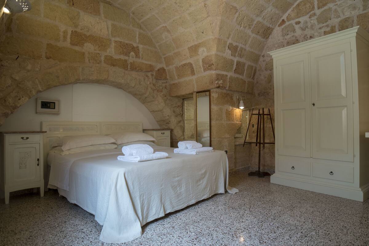Quarto casal tradicional, 1 quarto, suíte | Frigobar, cofres nos quartos, escrivaninha, berços (sobretaxa)