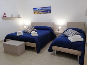 Comfort-Dreibettzimmer, eigenes Bad | Hochwertige Bettwaren, Daunenbettdecken