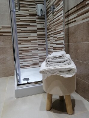 Shower, rainfall showerhead, free toiletries, hair dryer - La Strettola (Naples)
