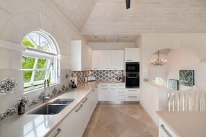 Fridge, microwave, oven, stovetop - Sugar Cane Ridge 4 (Holetown)