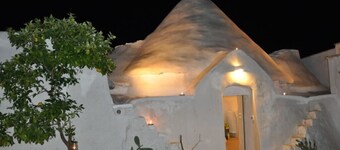 Raffinata dimora tipica tra ulivi, mandorli e fichi d'india