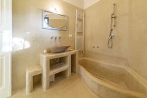 Ensemble douche/baignoire, sèche-cheveux, bidet, serviettes fournies