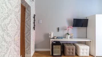 Superior driepersoonskamer | Hypoallergeen beddengoed, donsdekens, een minibar