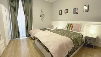 Superior-Dreibettzimmer | Allergikerbettwaren, Daunenbettdecken, Minibar, individuell dekoriert