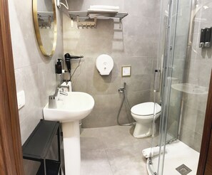 Dusch, duschhuvud med massagefunktion och gratis toalettartiklar