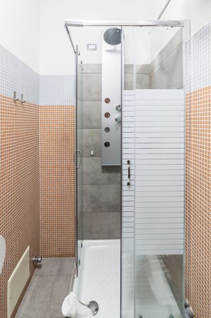 Shower, hydromassage showerhead, free toiletries, hair dryer - Monti49 GuestHouse (Rome)
