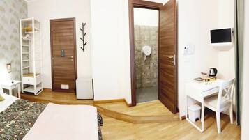 Comfort-Doppelzimmer | Allergikerbettwaren, Daunenbettdecken, Minibar, individuell dekoriert