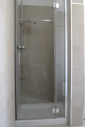 Bañera, secador de pelo, bidet, toallas
