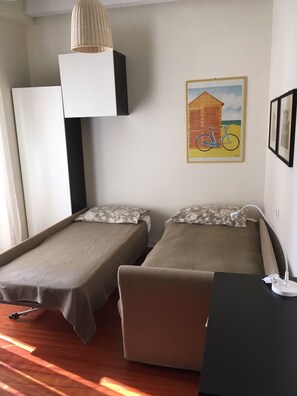 2 bedrooms, desk, iron/ironing board, free WiFi