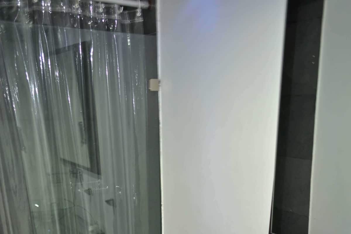 Minibar, coffres-forts dans les chambres, bureau, rideaux occultants