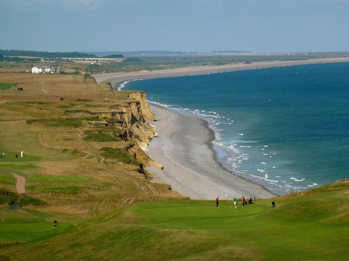 Flint House - Cottage with a twist, parking and short walk to beach. 
