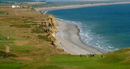 Flint House - Cottage with a twist, parking and short walk to beach.