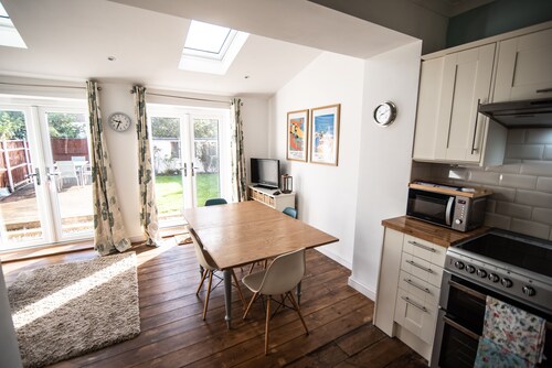 Flint House - Cottage with a twist, parking and short walk to beach. 