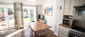 Flint House - Cottage with a twist, parking and short walk to beach. 