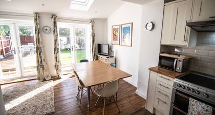 Flint House - Cottage with a twist, parking and short walk to beach.