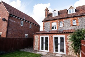 Exterior - Flint House - Cottage with a twist, parking and short walk to beach.  (SHERINGHAM)