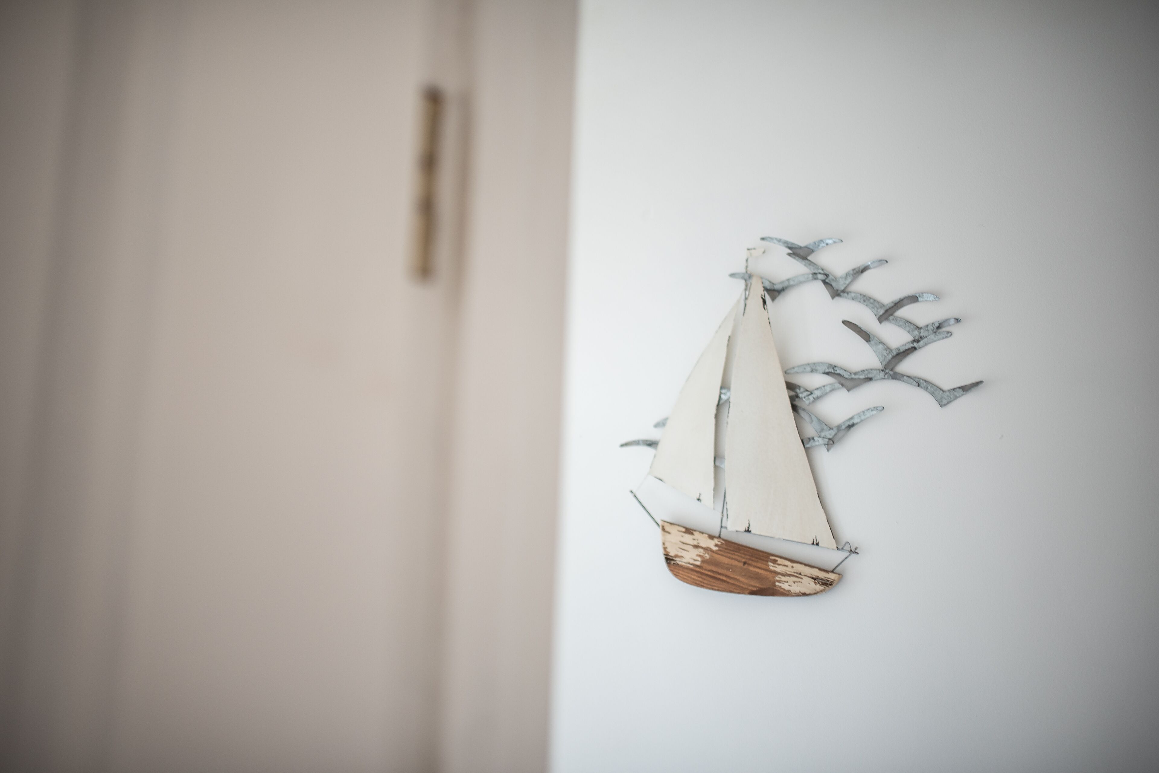 Eine Segelboot-Dekoration an der Wand.
