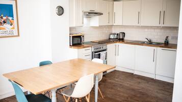 KĂŒhlschrank, Mikrowelle, Ofen, Herdplatte