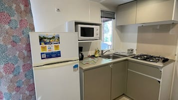 Refrigerador con freezer, placa de cocina, utensilios de cocina