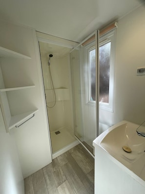 Premium Mobile Home | Bathroom | Shower, rainfall showerhead