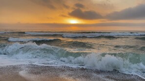 A beach with waves and a sunset. - Happy Camp in Camping Iscrixedda (Lotzorai)