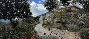Maison avec jardin et barbecue