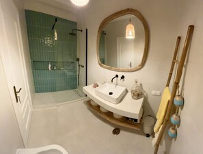 Kombination af bruser/badekar, hårtørrer, bidet, håndklæder