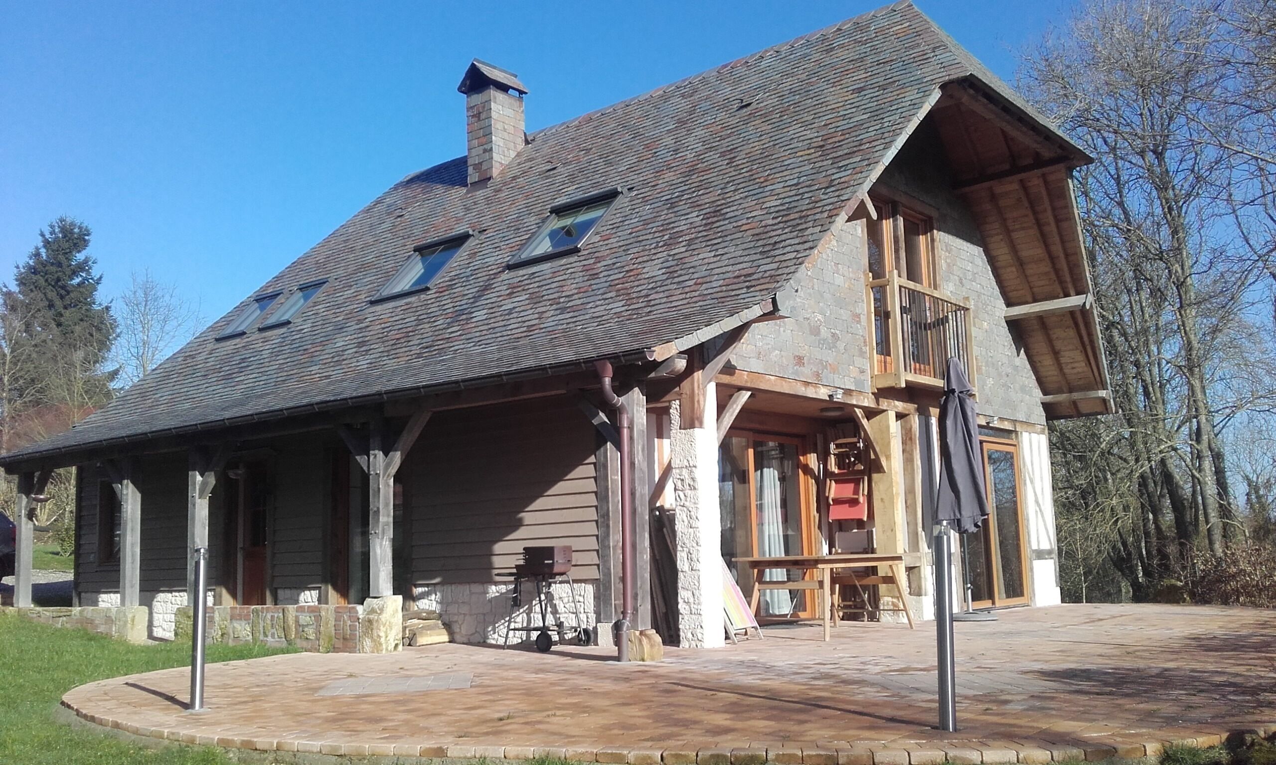 In the countryside 15 minutes from Honfleur, a recent house, bright